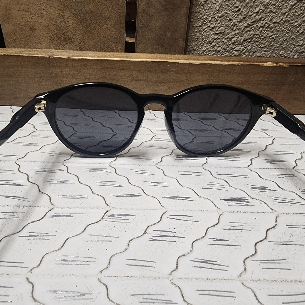 Gucci sunglasses with case, bag, and cleaner - Picture 5 of 10